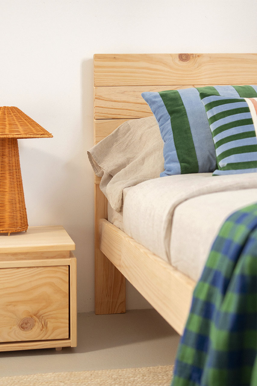 Imagen de ambiente 7 para:Cama de madera maciza en 105 con cabecero